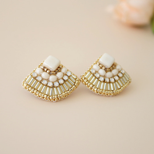 きらめく竹ビーズの扇形刺繍ピアス（ゴールド）／誕生日・ギフトに