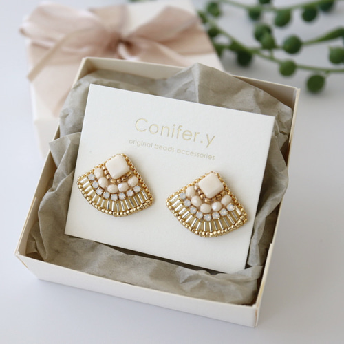 きらめく竹ビーズの扇形刺繍ピアス（ゴールド）／誕生日・ギフトに