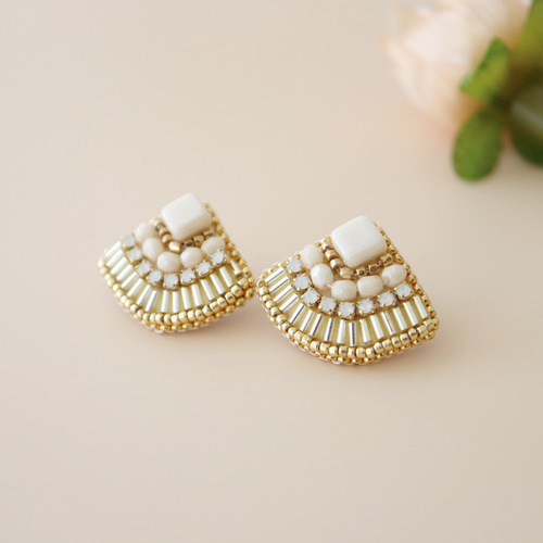 きらめく竹ビーズの扇形刺繍ピアス（ゴールド）／誕生日・ギフトに