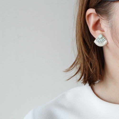 きらめく竹ビーズの扇形刺繍ピアス（ゴールド）／誕生日・ギフトに