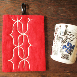 アイヌ刺繍の鍋つかみ　リネンのレッド糸は生成色　 1枚目の画像