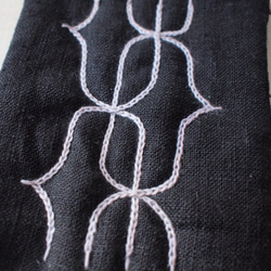 アイヌ刺繍の鍋つかみ　黒いリネンに淡い青糸 4枚目の画像