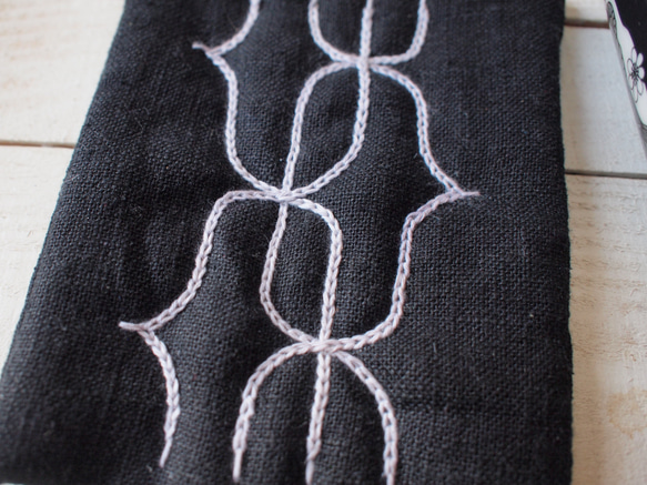 アイヌ刺繍の鍋つかみ　黒いリネンに淡い青糸 4枚目の画像