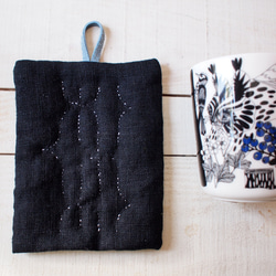 アイヌ刺繍の鍋つかみ　黒いリネンに淡い青糸 3枚目の画像