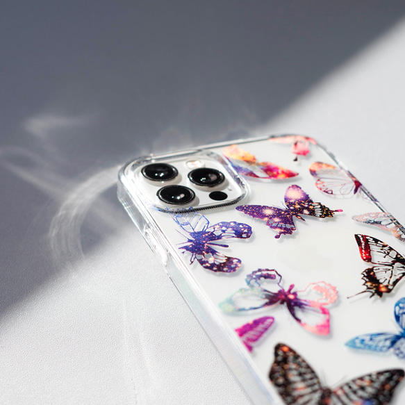 ホログラム☆ 蝶々の中に宇宙が広がるトキメキ iPhone15  スマホケース 5枚目の画像