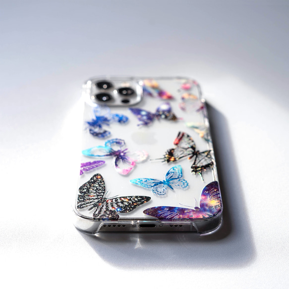 ホログラム☆ 蝶々の中に宇宙が広がるトキメキ iPhone15  スマホケース 4枚目の画像
