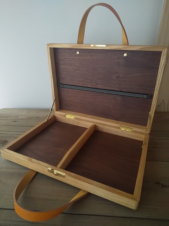 木製アタッシュケース　【ウォールナット×タモ】　ビジネスバッグ　木と革と真鍮 3枚目の画像