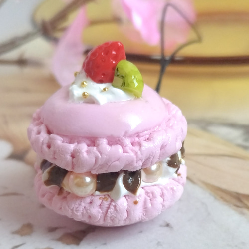 本物みたいで可愛い！ツヤツヤピンクマカロンのフルーツ添え フェイク