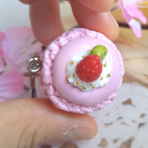 本物みたいで可愛い！ツヤツヤピンクマカロンのフルーツ添え フェイク