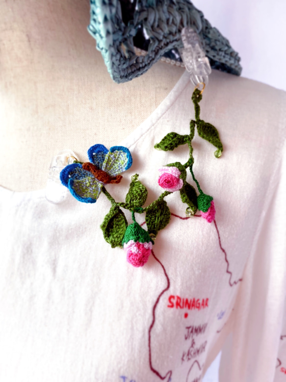 蝶々とつる薔薇の帽子クリップ　　ミニチュア花と生き物の編み物　スカーフ留め・マフラー留め　ウォーキング、お散歩　ガーデン 4枚目の画像