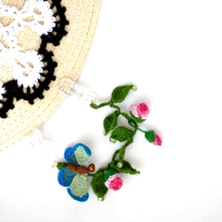 蝶々とつる薔薇の帽子クリップ　　ミニチュア花と生き物の編み物　スカーフ留め・マフラー留め　ウォーキング、お散歩　ガーデン 1枚目の画像