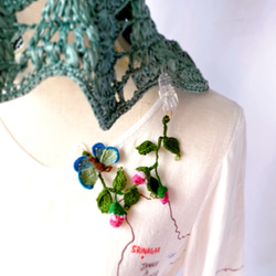 蝶々とつる薔薇の帽子クリップ　　ミニチュア花と生き物の編み物　スカーフ留め・マフラー留め　ウォーキング、お散歩　ガーデン 6枚目の画像