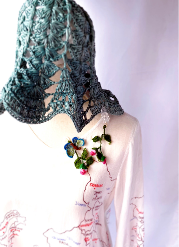 蝶々とつる薔薇の帽子クリップ　　ミニチュア花と生き物の編み物　スカーフ留め・マフラー留め　ウォーキング、お散歩　ガーデン 7枚目の画像