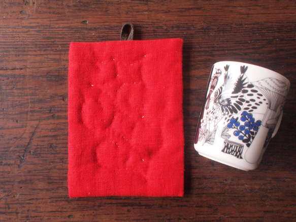 アイヌ刺繍の鍋つかみ　鮮やかレッドのリネンに生成糸 3枚目の画像