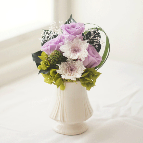 仏花】ことね菊とバラの仏花（紫） 花器に固定したアレンジメントです