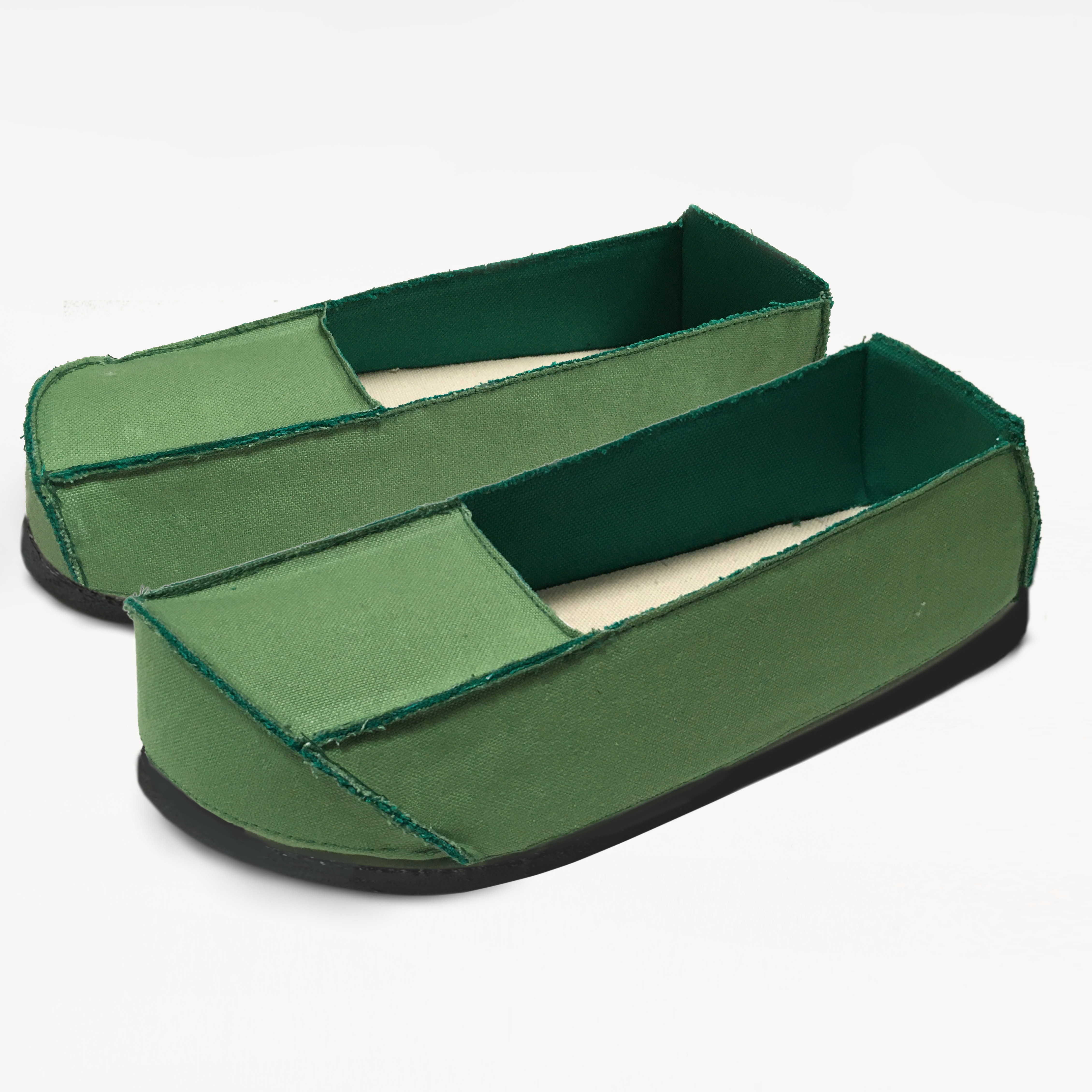 スクエアなキャンバスシューズ