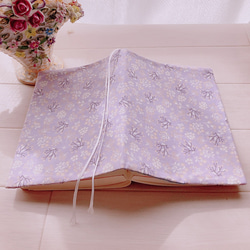 【B6サイズ・四六判】ラベンダー色の可愛い花柄　 手帳カバー・ブックカバー 2枚目の画像
