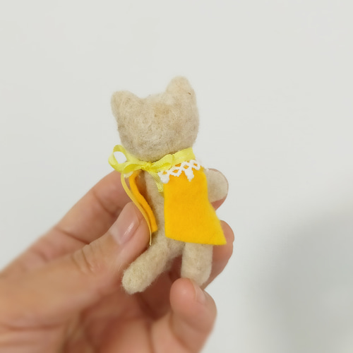 テディベア風猫人形(オートミール)羊毛フェルト・ドールハウスに
