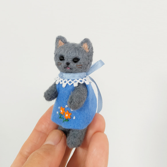 テディベア風猫人形(ロシアンブルー)・羊毛フェルト・ドールハウスにドールのお友達に！猫の日2024 3枚目の画像