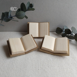 木製の本のブローチ：開いた本 4枚目の画像