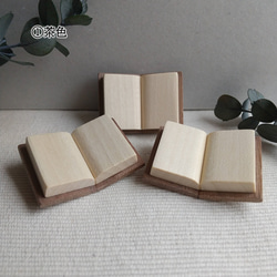 木製の本のブローチ：開いた本 2枚目の画像