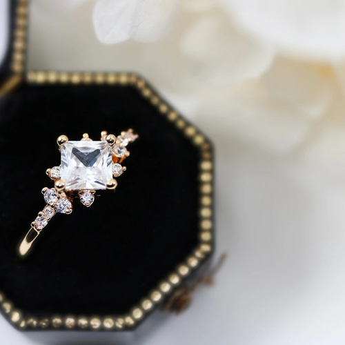 MR31】エレガントなスクエアCZダイヤモンドリング ～華やかで繊細な