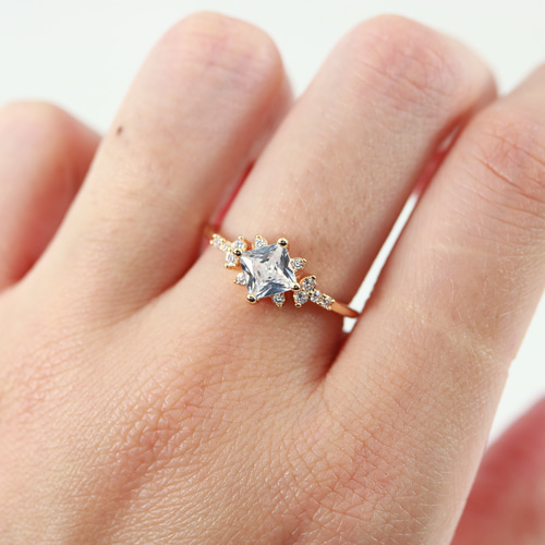 MR31】エレガントなスクエアCZダイヤモンドリング ～華やかで繊細な