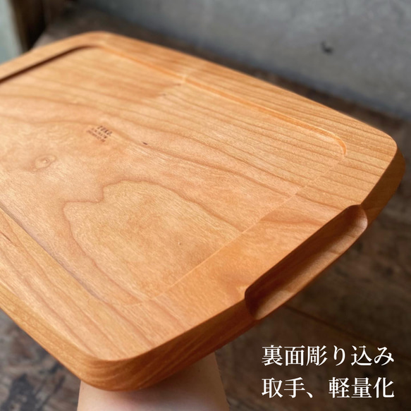 木製トレイ 裏に取手 一枚板浅彫りラウンド M  木のトレー お盆 カフェトレー 受注生産  ZUKOUSHITU 秋 5枚目の画像