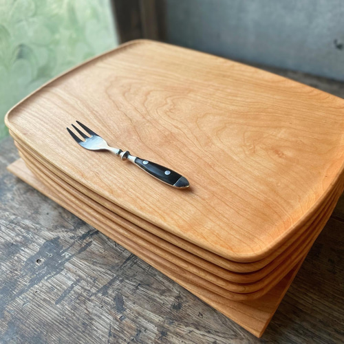木製トレイ 浅彫り丸 裏に取手 一枚板 木のトレー お盆 カフェ