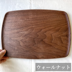 木製トレイ 裏に取手 一枚板浅彫りラウンド M  木のトレー お盆 カフェトレー 受注生産  ZUKOUSHITU 秋 4枚目の画像