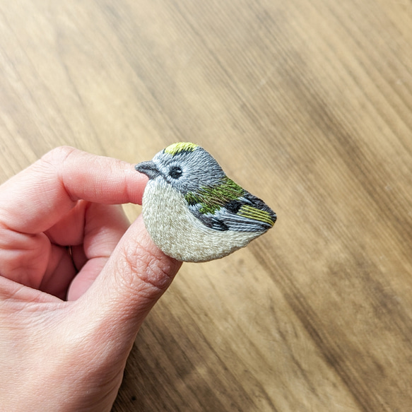 【アートを身近に】キクイタダキの刺繍ブローチ　動物モチーフ　鳥 2枚目の画像