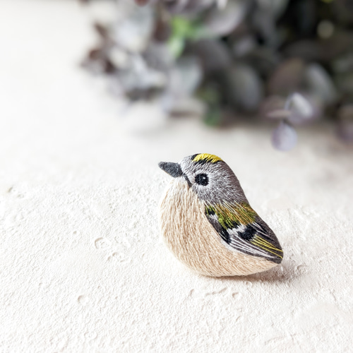 アートを身近に】キクイタダキの刺繍ブローチ 動物モチーフ 鳥