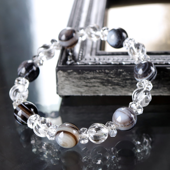 天眼石と優雅なフォルムの彫刻水晶の 厄を払うパワーのストーン