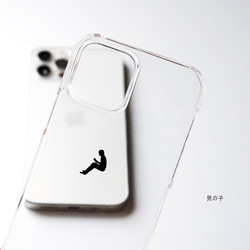 りんごの上で読書するデザインiPhoneケース スマホケース iPhone16e〜 シンプル クリア ワンポイント 2枚目の画像