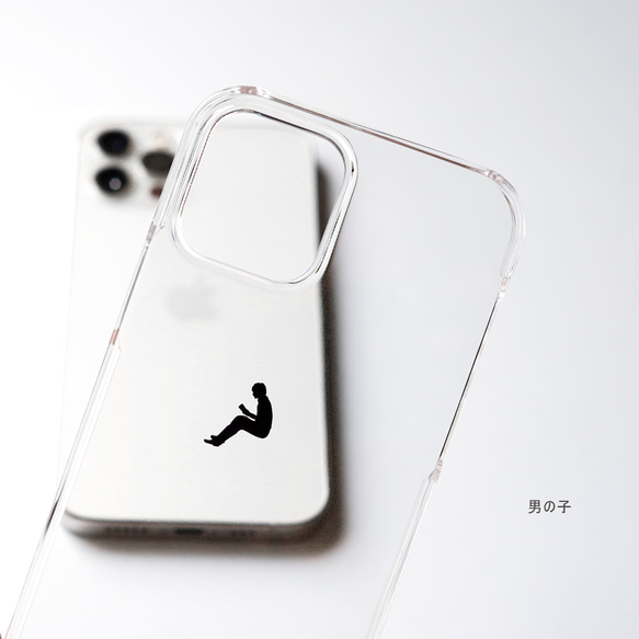 りんごの上で読書するデザインiPhoneケース スマホケース iPhone16e〜 シンプル クリア ワンポイント 2枚目の画像
