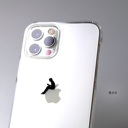りんごの上で読書するデザインiPhoneケース スマホケース iPhone16e〜 シンプル クリア ワンポイント 3枚目の画像