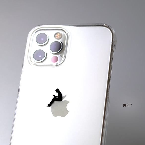 りんごの上で読書するデザインiPhoneケース スマホケース iPhone16e〜 シンプル クリア ワンポイント 3枚目の画像
