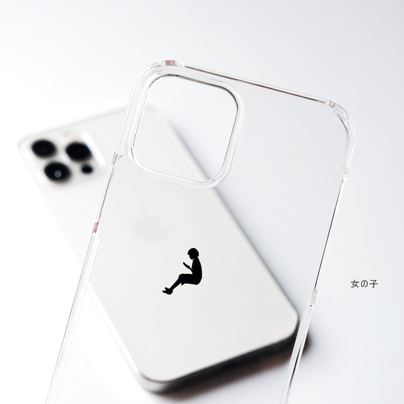 りんごの上で読書するデザインiPhoneケース スマホケース iPhone16e〜 シンプル クリア ワンポイント 4枚目の画像