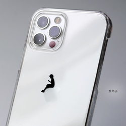 りんごの上で読書するデザインiPhoneケース スマホケース iPhone16e〜 シンプル クリア ワンポイント 5枚目の画像