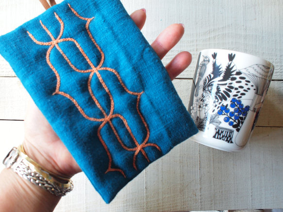 アイヌ刺繍の鍋つかみ　リネンのピーコックブルーとミカン色糸 4枚目の画像