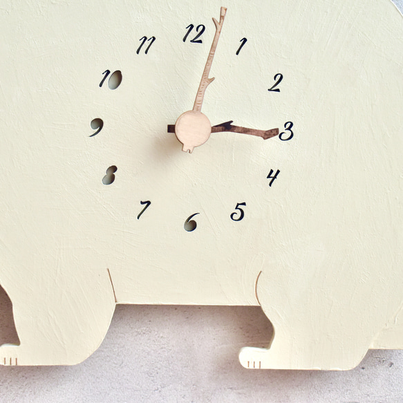 【絶滅危惧種を想う】エスニックパターンもたのしいシロクマの時計 掛け時計 木製時計 4枚目の画像