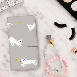癒し の 白 猫 と 黄色 い 蝶 の 穏やか な 時間   スマホケース  iPhoneケース 手帳型 3枚目の画像