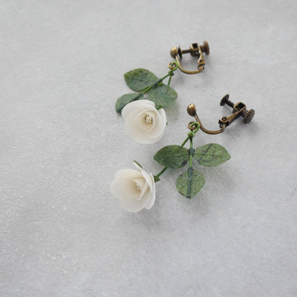 和紙の花「小径のばら」白 イヤリング／ピアス ホワイト 4枚目の画像