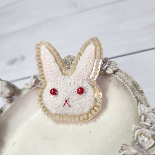 ハンドメイド　刺繍　ブローチ　春眠うさぎ ビーズ刺繍♡駆ける うさぎブローチ ブローチ kotorinoatorie