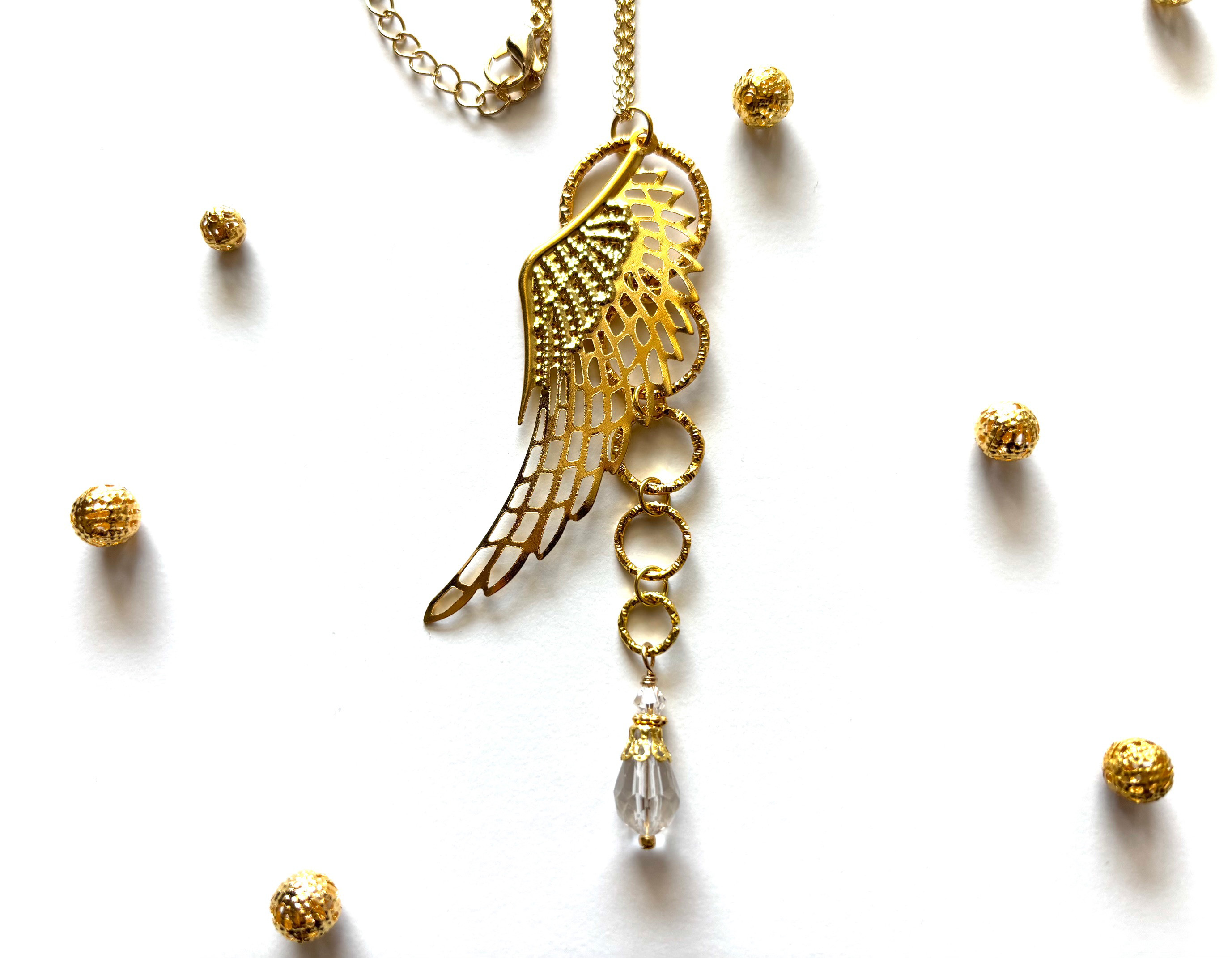 ネックレス　天使の羽根とリング　ゴールド　涼しげ　透明　クリア　軽い　軽量　大きめ　大ぶり　揺れる