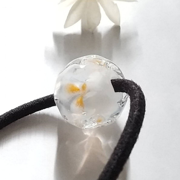 氷の中に咲く小花とんぼ玉ヘアゴム ラメ入りオレンジ 1枚目の画像