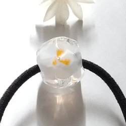 氷の中に咲く小花とんぼ玉ヘアゴム ラメ入りオレンジ 3枚目の画像