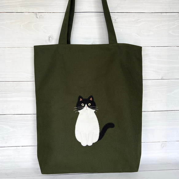 おすわりネコのアップリケ オリーブのトートバック 白と黒のねこ