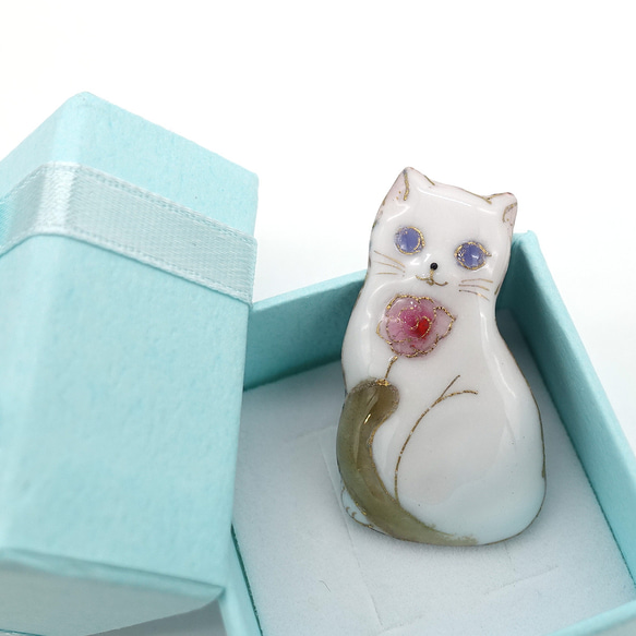 ねこ（バラと白猫）の七宝焼ピンブローチ（ピンバッジ）【受注制作】 1枚目の画像