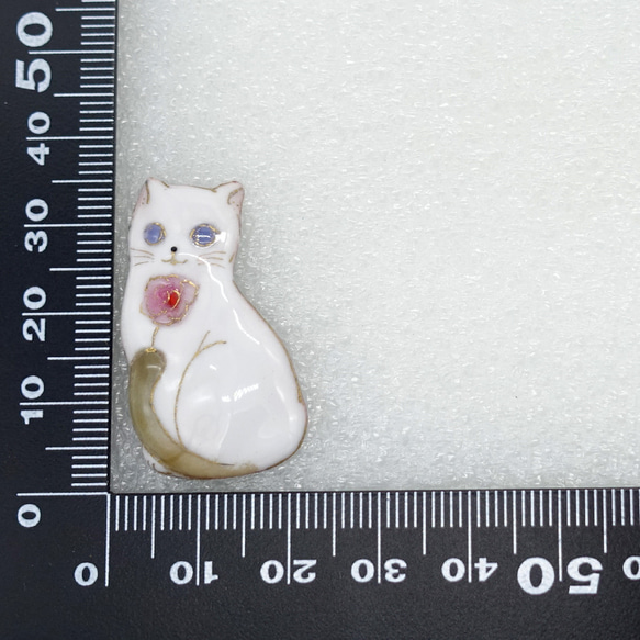 ねこ（バラと白猫）の七宝焼ピンブローチ（ピンバッジ）【受注制作】 4枚目の画像